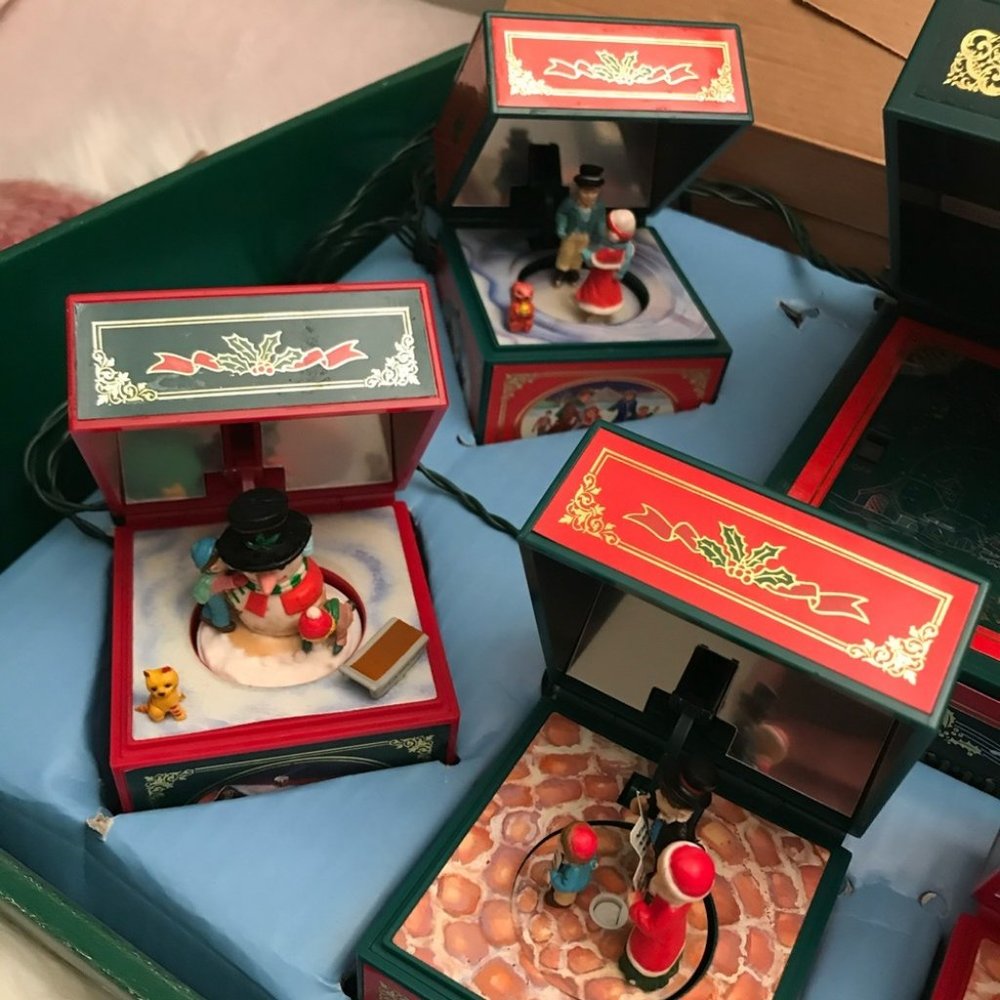 Vintage Noma Music box Christmas Collection plays 18 songs animated. - Picture 8 of 16